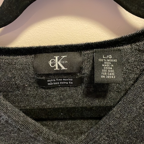 Calvin Klein long sleeve top - Picture 2 of 2